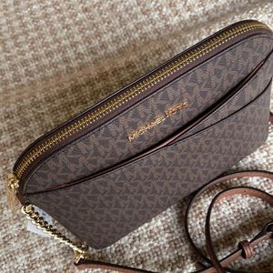 Michael Kors Jet Set Travel Medium Dome Crossbody